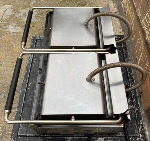 Μεταχειρισμένη Τοστιέρα Διπλή Ραβδωτή Πάνω & Κάτω Roller Grill 